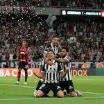 Corinthians x Athletico PR onde assistir hoje? Jogadores disputam bola em campo, simbolizando a intensidade do confronto do Brasileirão.