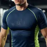 Atleta usando o melhor kit camisa dry-fit em treino na academia, mostrando conforto e alta performance.