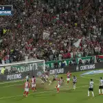 Jogadores de Portuguesa e Corinthians disputando a bola em campo durante um empate no Paulistão 2025.