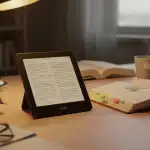 Kindle utilizado como ferramenta de estudo com anotações digitais e materiais de apoio